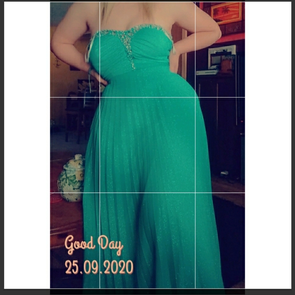 Dresses paid 100$ for both dresses I paid 400$